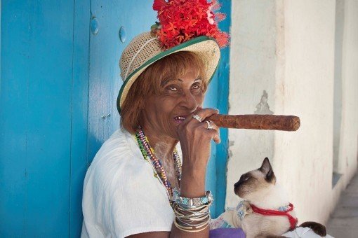 Cubaanse vrouw rookt sigaar