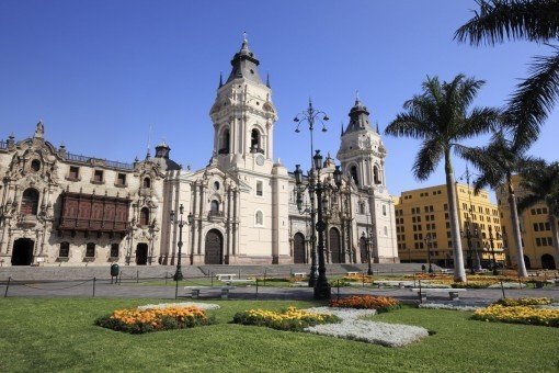 Kathedraal bij Plaza Mayor in Lima