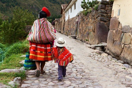 Peruaanse vrouw met kind in de Heilige Vallei
