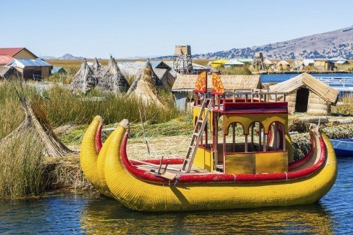 Uros met boten en huizen van riet uit het Titicacameer