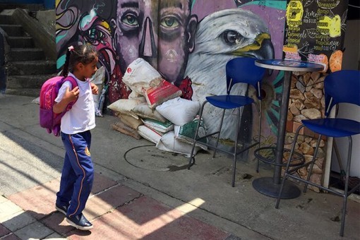 Schoolmeisje in Comuna 13