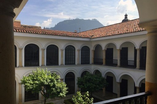 Botero-museum met bergtop Monserrate op de achtergrond